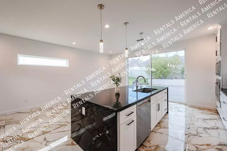 347 E Ln photo 4