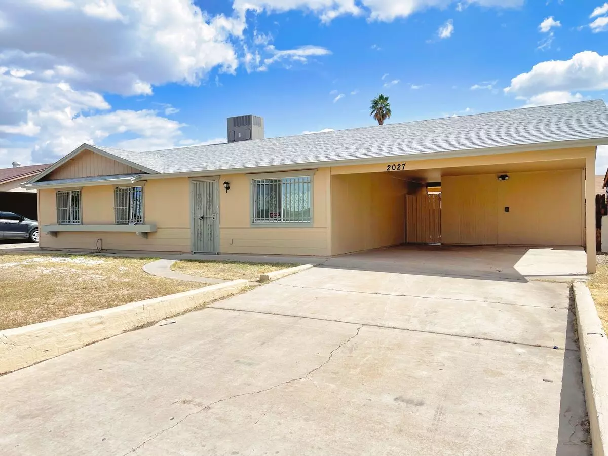 2027 N 66th Dr photo 3