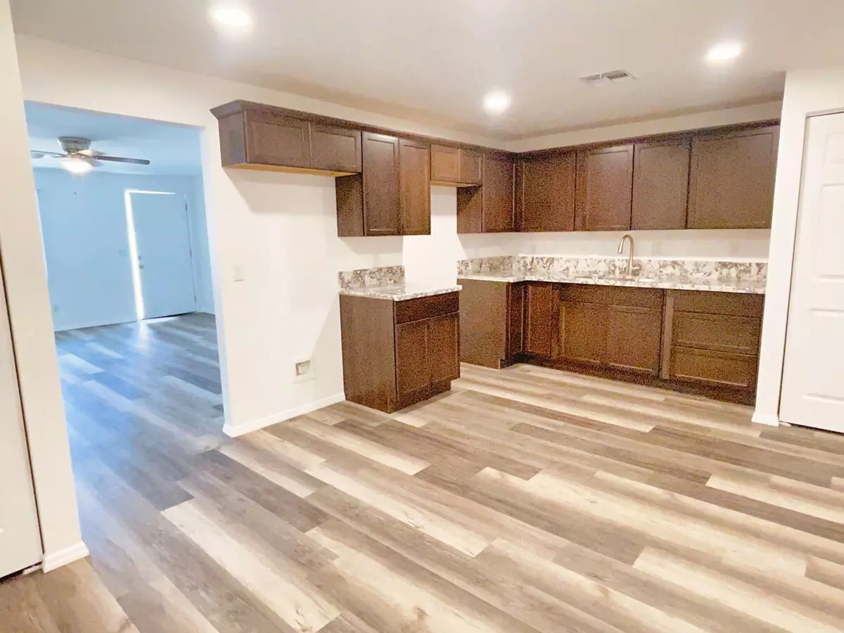 2027 N 66th Dr photo 4