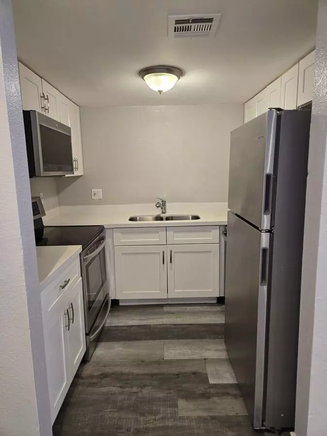 Fantastic And Spacious 2 Beds, 1.5 Bath Townhome In Phoenix photo 4