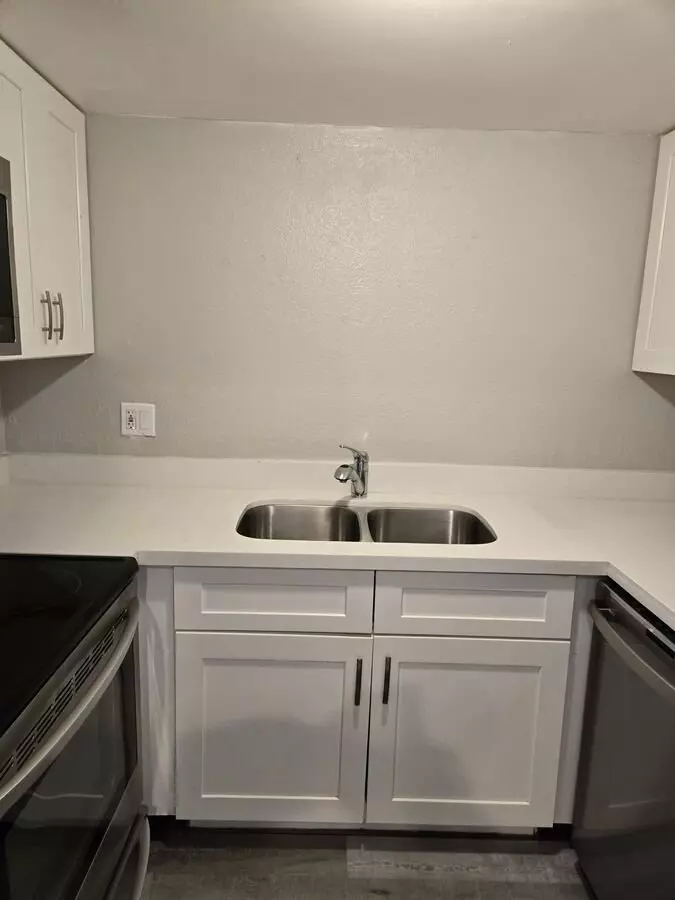 Fantastic And Spacious 2 Beds, 1.5 Bath Townhome In Phoenix photo 3