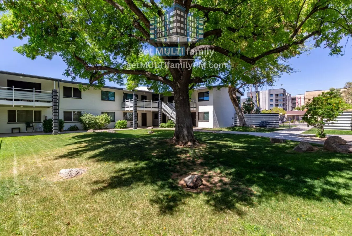 721 E MONTEBELLO Avenue photo 3