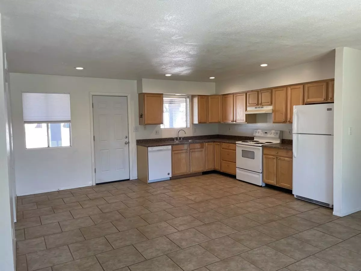 1009 W Michelle Dr photo 5