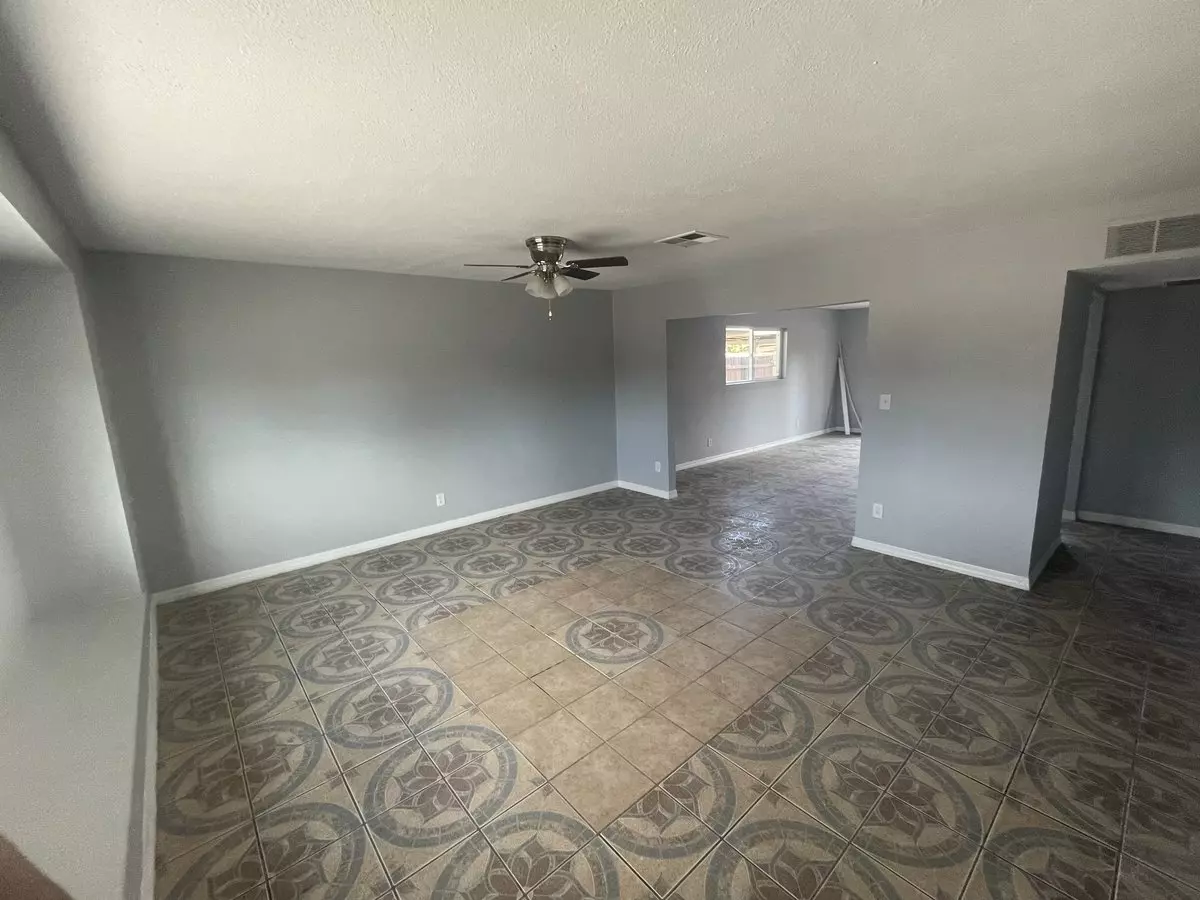 4102 W Rose Ln photo 2