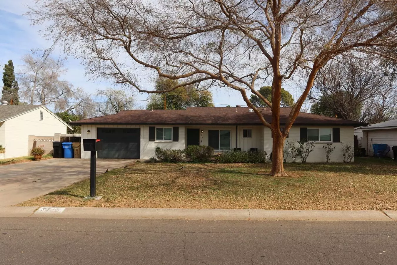 Beautifully Renovated 3 Bed 2 Bath On 17th Av South Of Northern photo 2