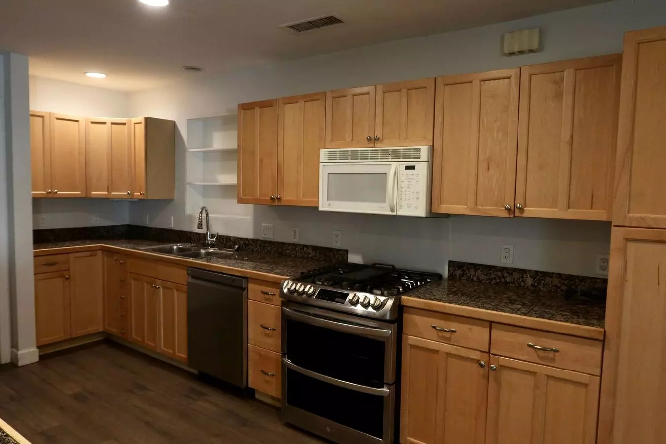 Beautifully Renovated 3 Bed 2 Bath On 17th Av South Of Northern photo 5