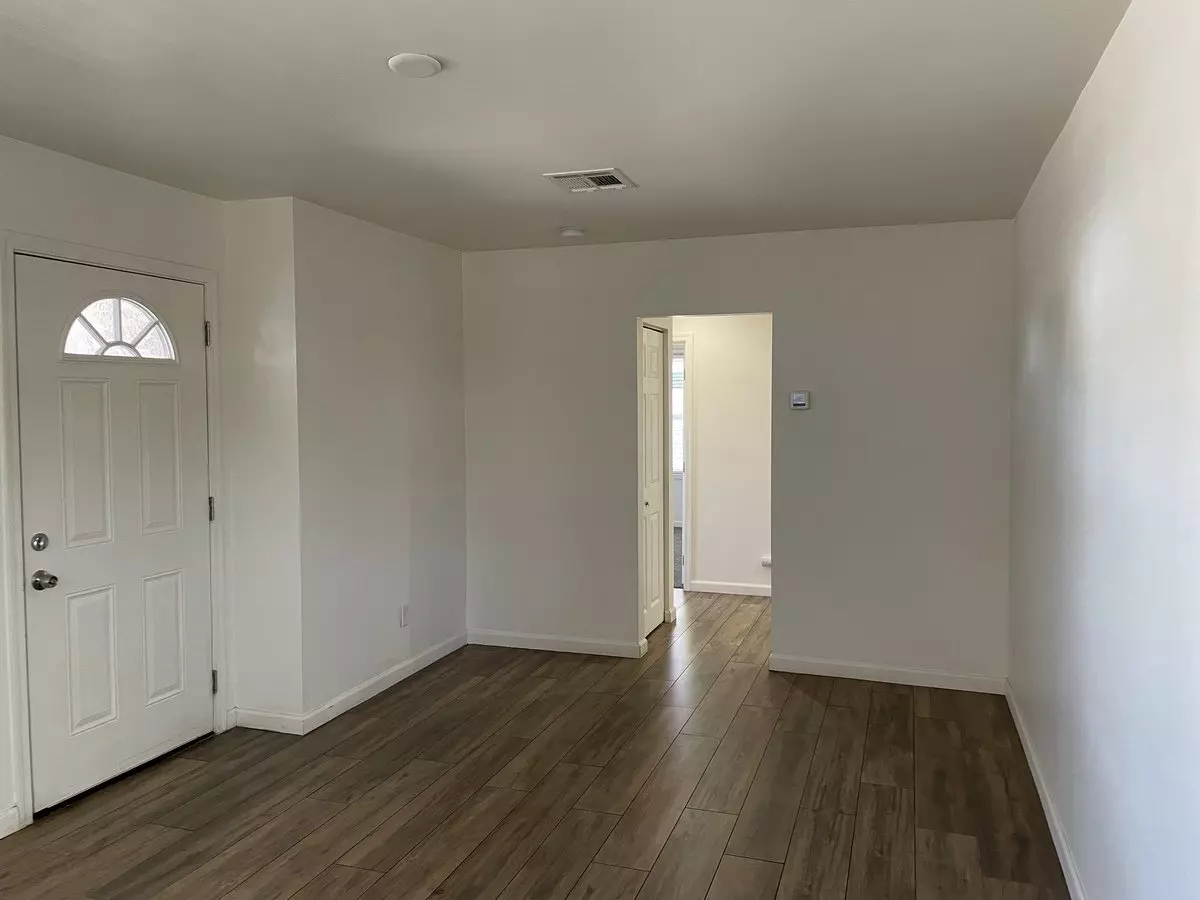 1005 E Mariposa St photo 5