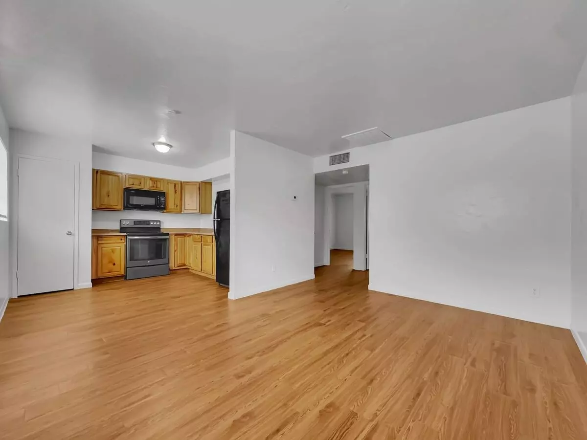 2905 E Monroe photo 3