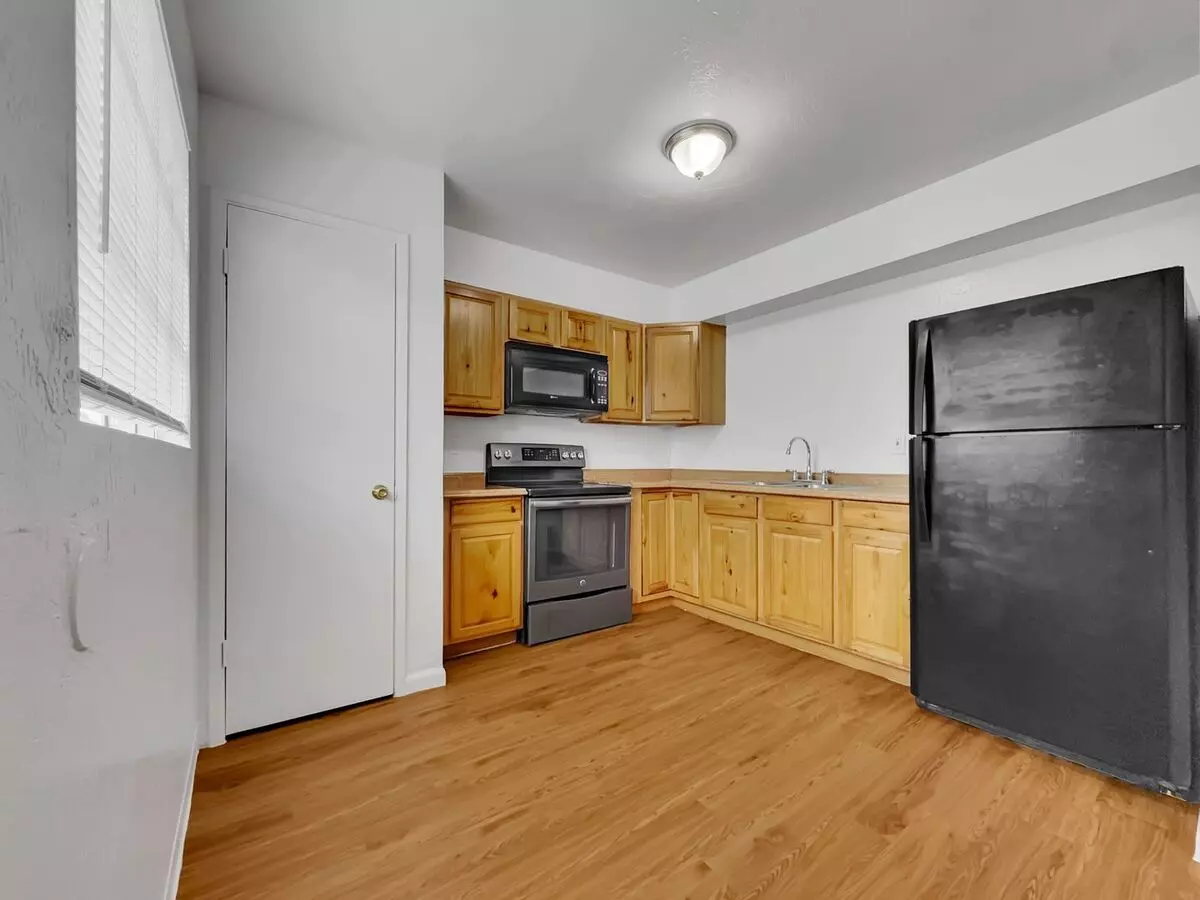 2905 E Monroe photo 4