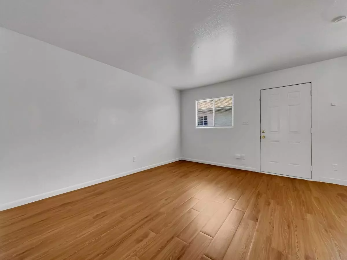 2905 E Monroe photo 5