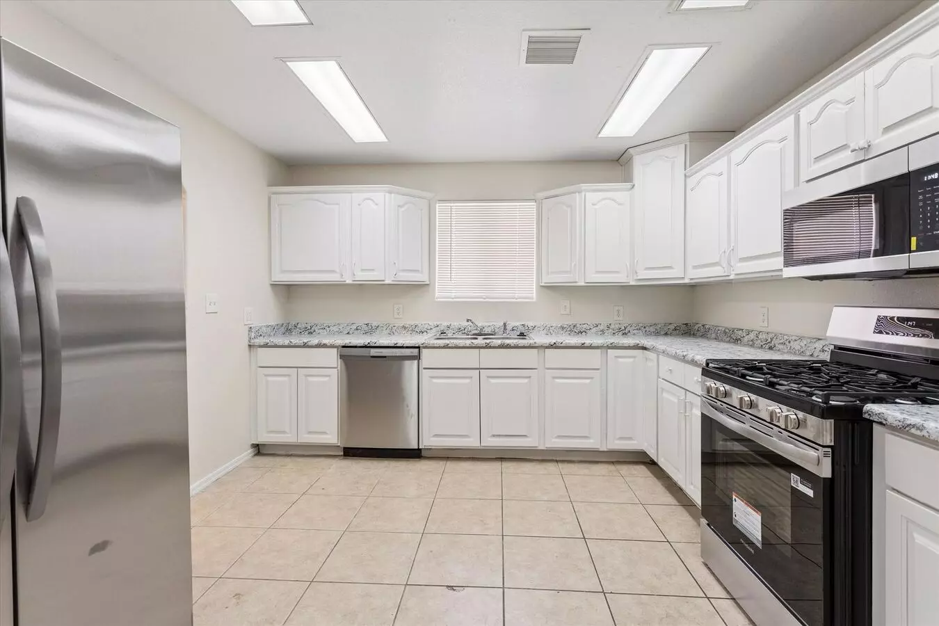735 E South Mountain Ave Phoenix, AZ 85042 photo 2