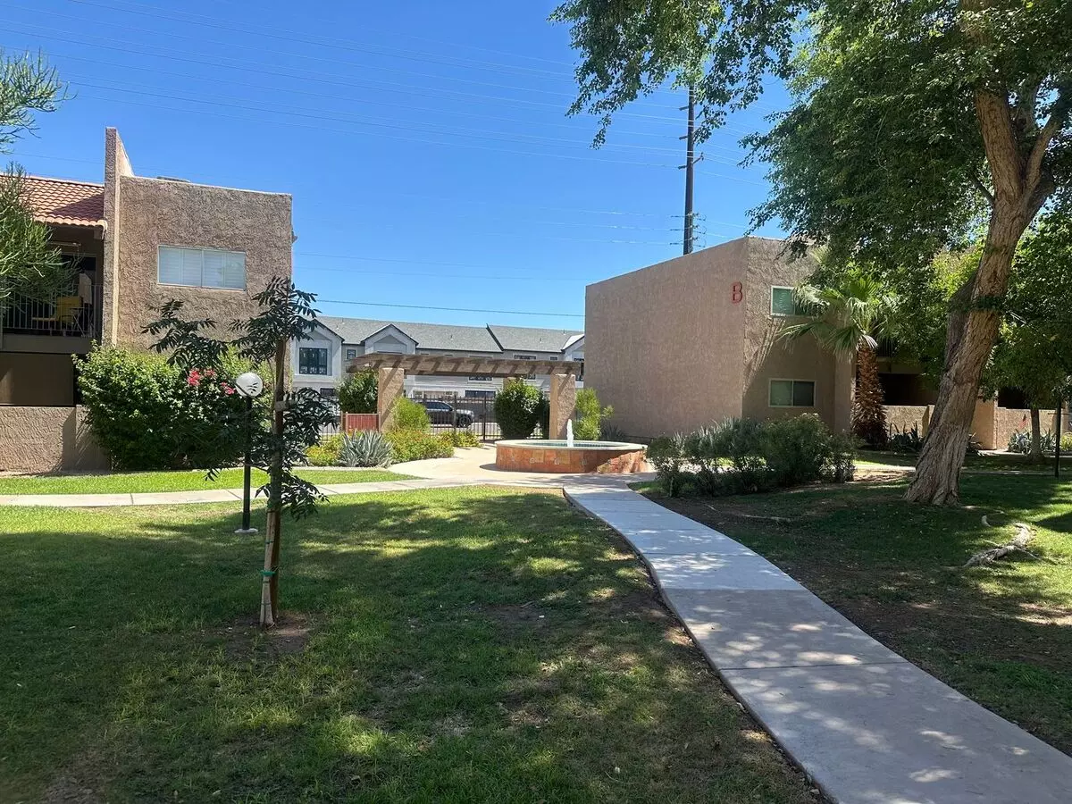 Charming 2 Bed 1 bath Condo photo 4