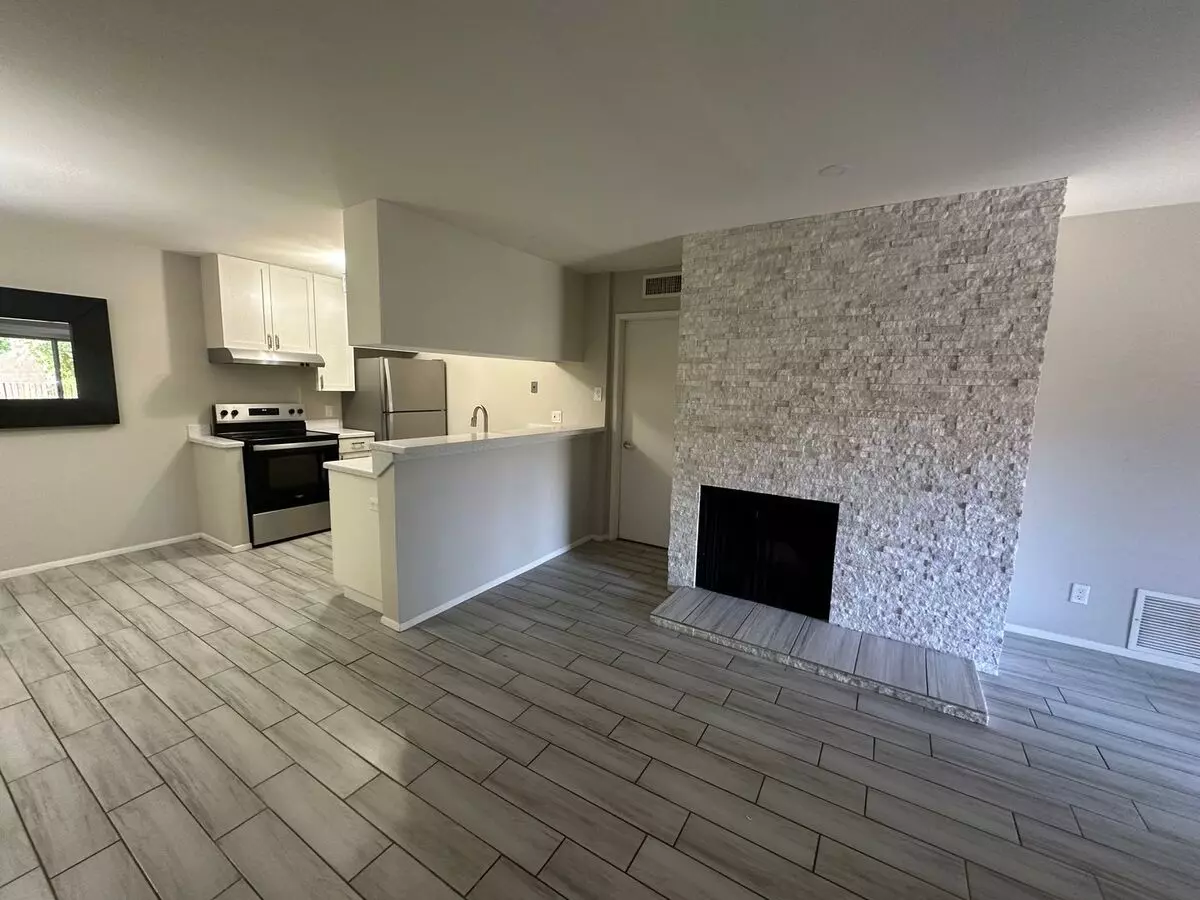 Charming 2 Bed 1 bath Condo photo 3