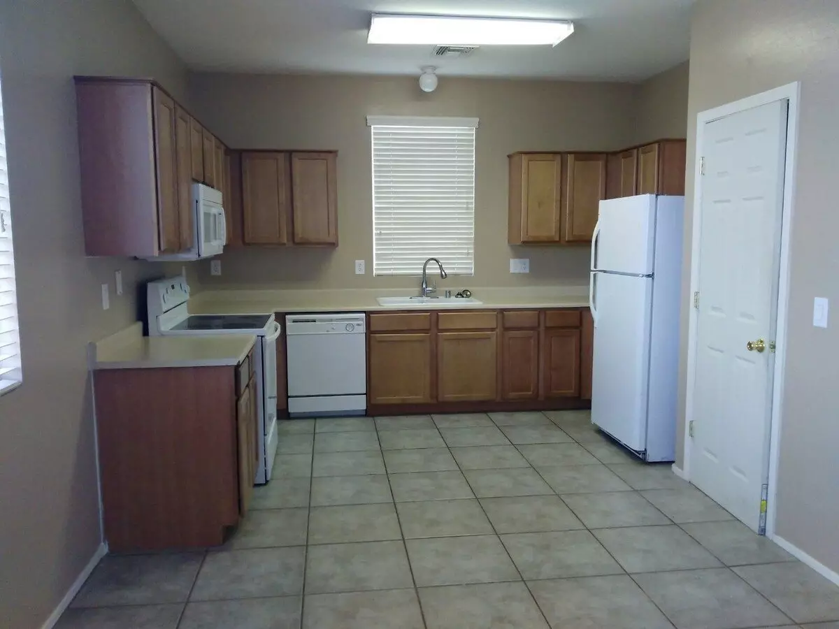 Private Corner Lot In Desirable Riverbend Neighborhood photo 3