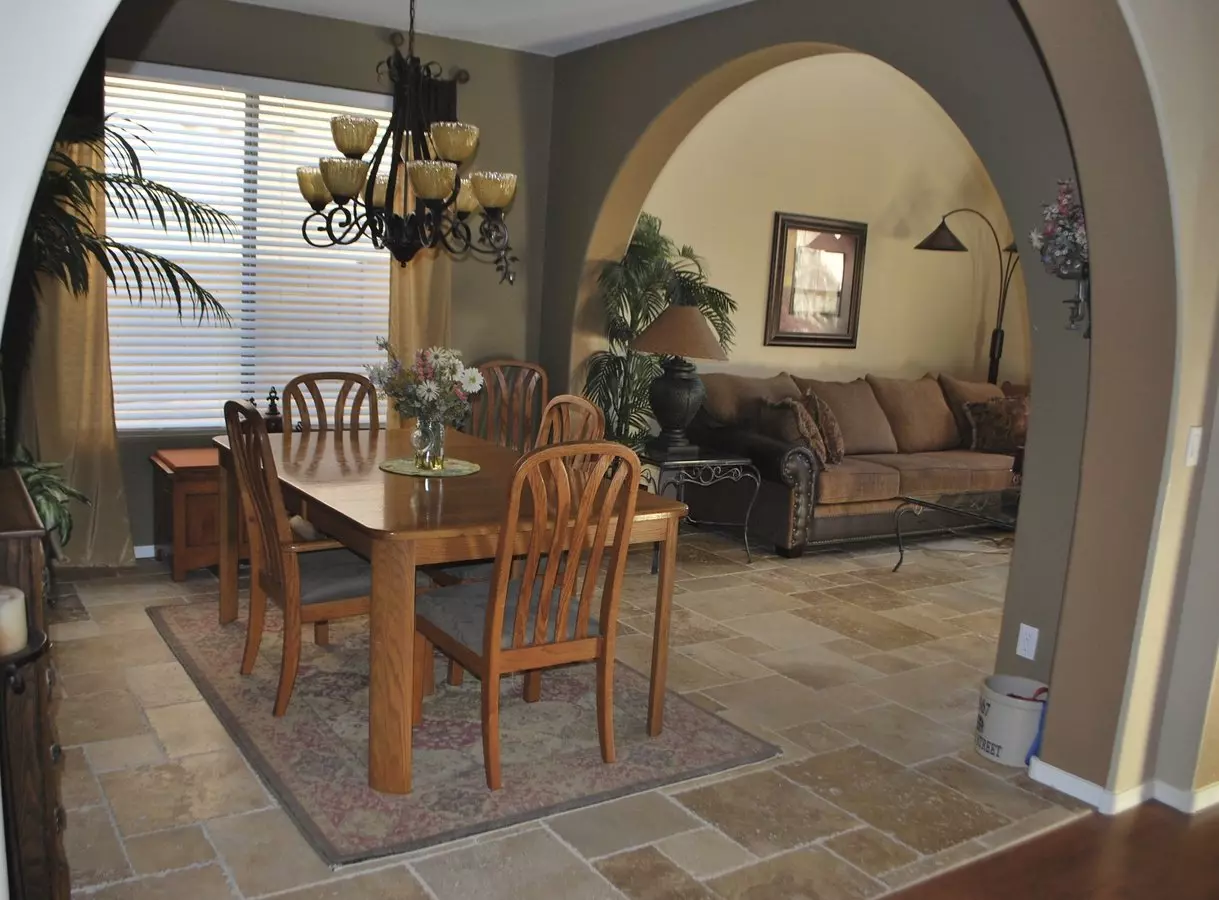 2705 W Redwood Ln photo 3