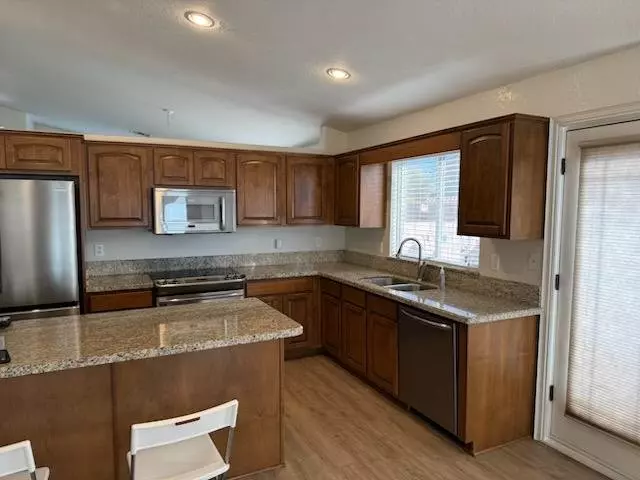 1033 E Mountain Vista Dr photo 4