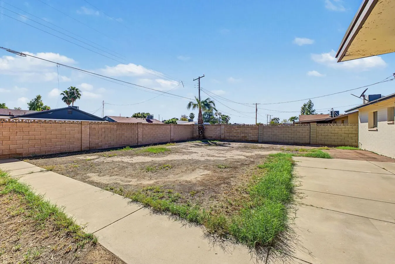 Inviting 3-bedroom, 2-bathroom home in the heart of Phoenix, AZ photo 3