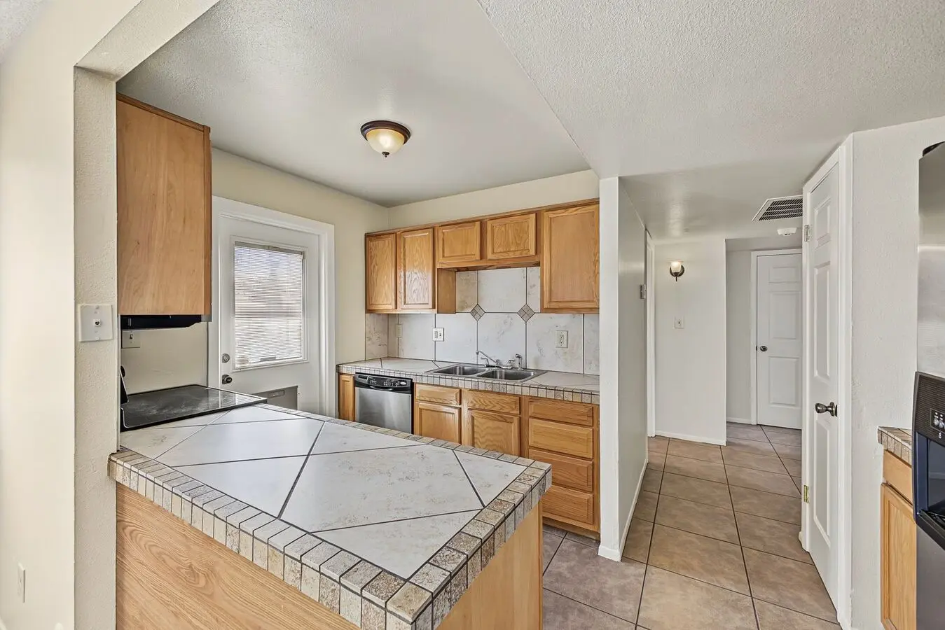 Inviting 3-bedroom, 2-bathroom home in the heart of Phoenix, AZ photo 2