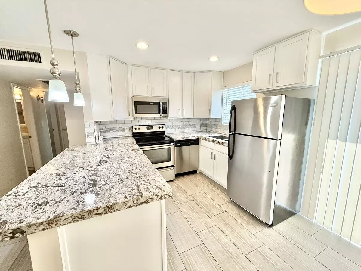 Urban Chic Two-bedroom For Lease!! photo 3
