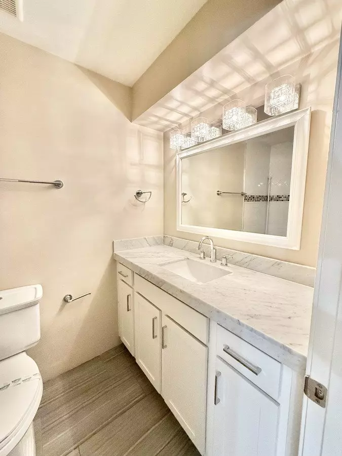 Urban Chic Two-bedroom For Lease!! photo 4