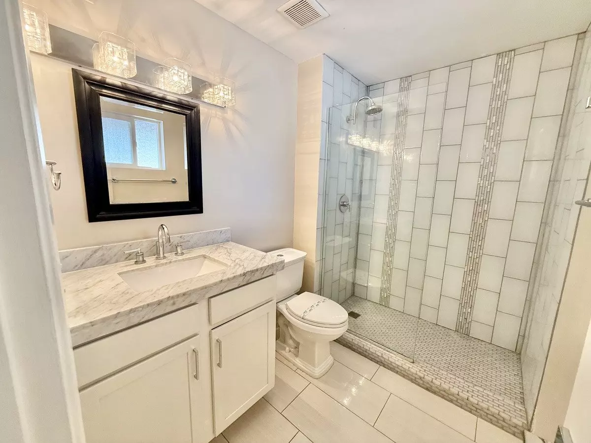 Urban Chic Two-bedroom For Lease!! photo 5