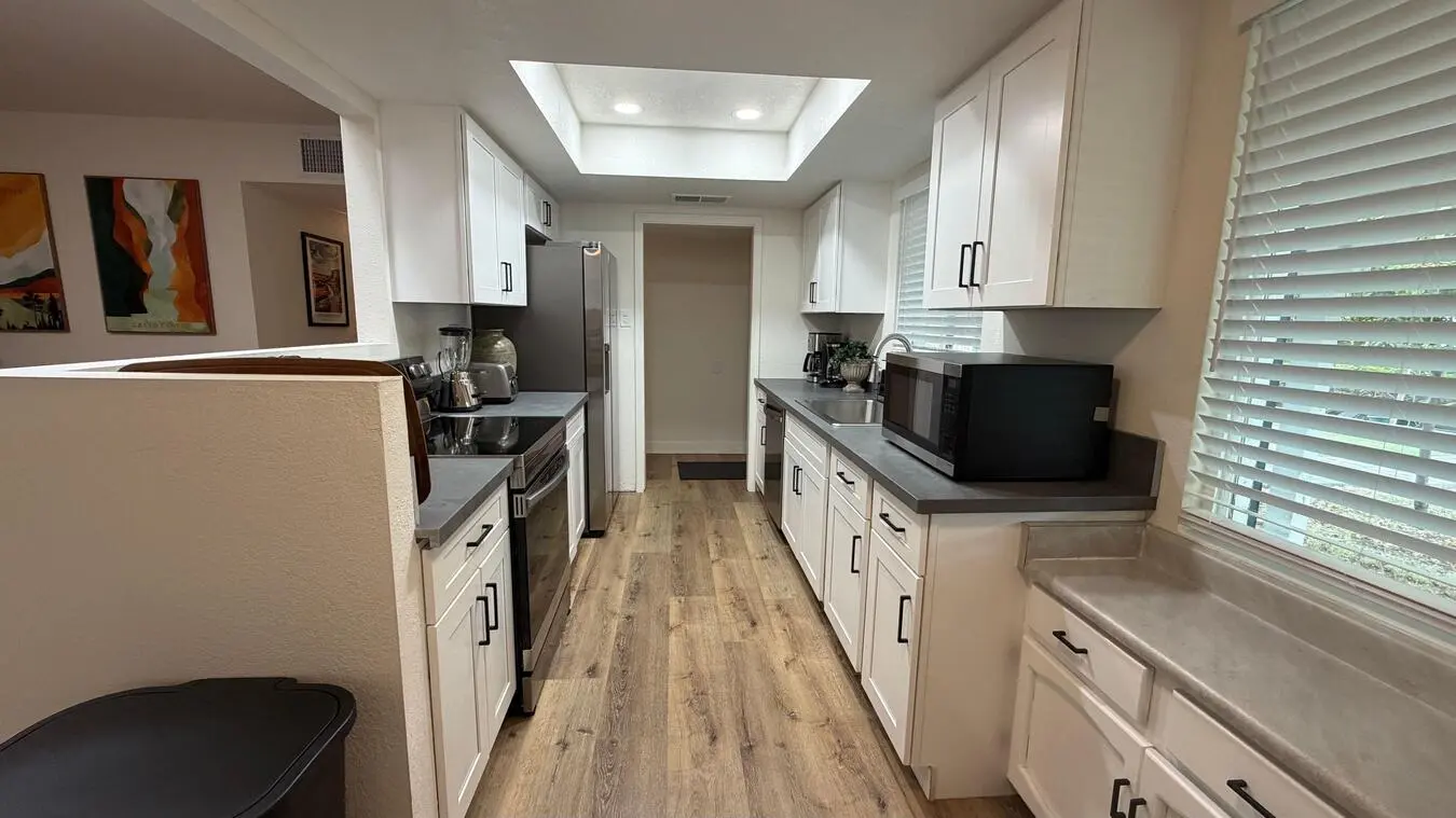W Glenrosa Ave photo 2