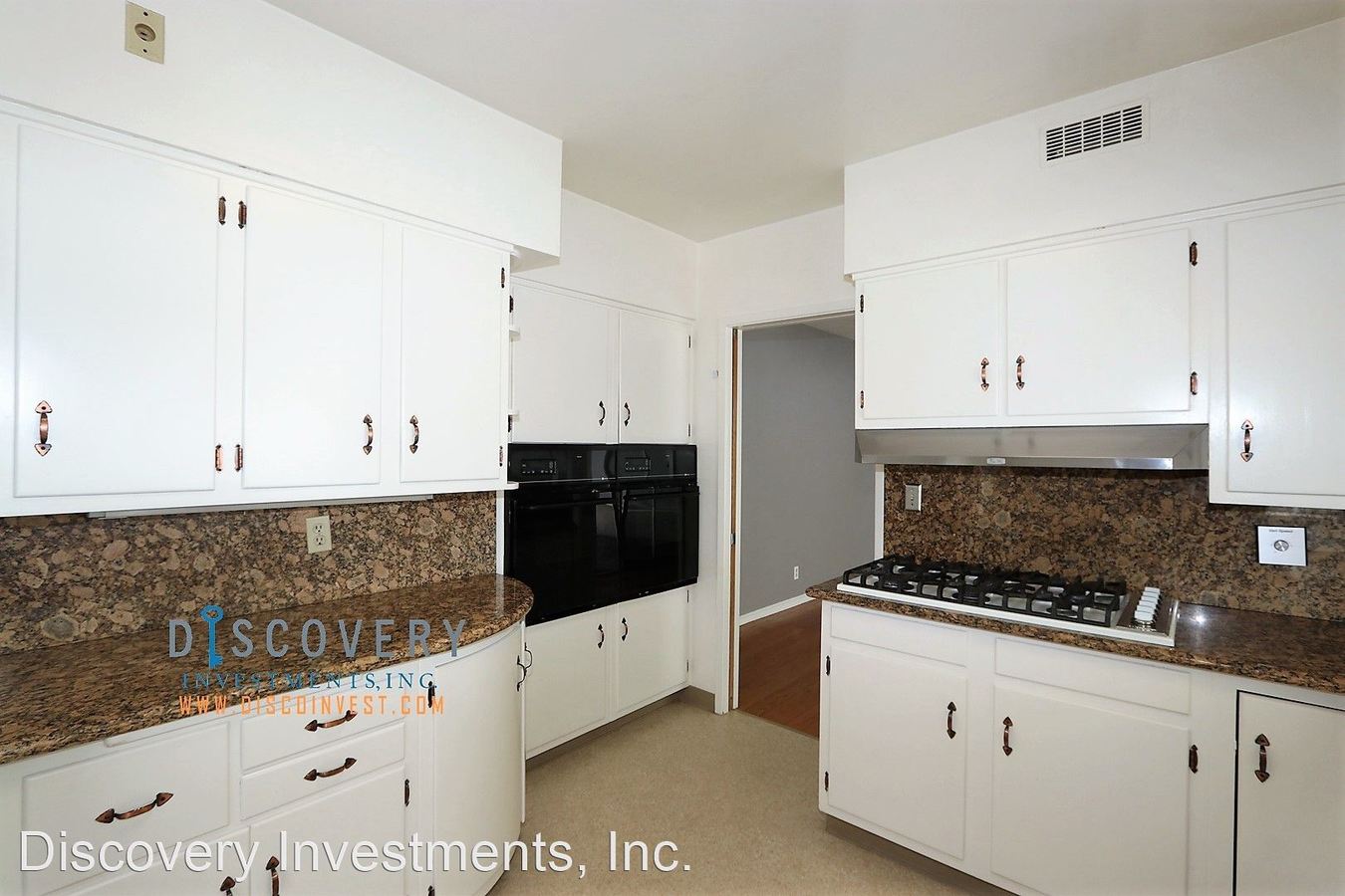 Piedmont Mid-Century 5 Bedroom 4.5 Bathroom Home photo 2
