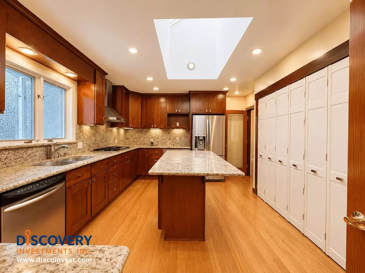 Sophisticated And Spacious Piedmont Craftsman Home photo 3