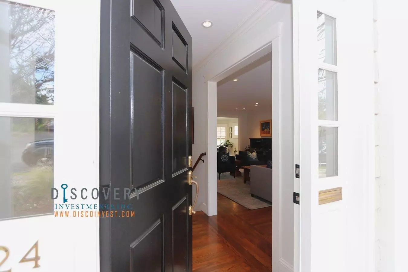 Sophisticated Piedmont Colonial with Enclosed Yard photo 2