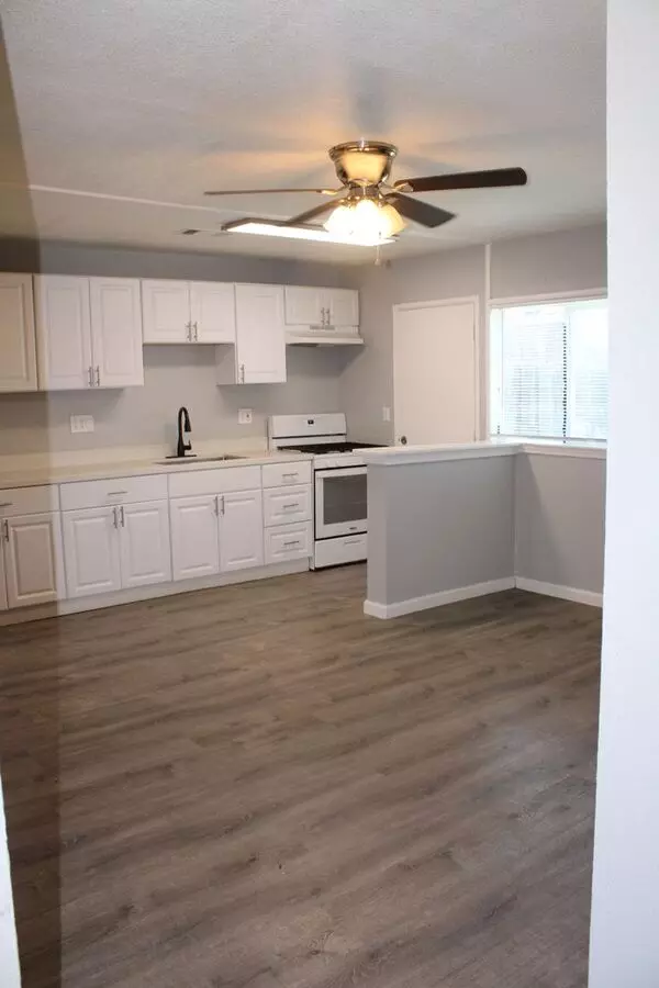 Two Bedroom Plus Bonus Room In Pittsburg Single Story Four-plex photo 5