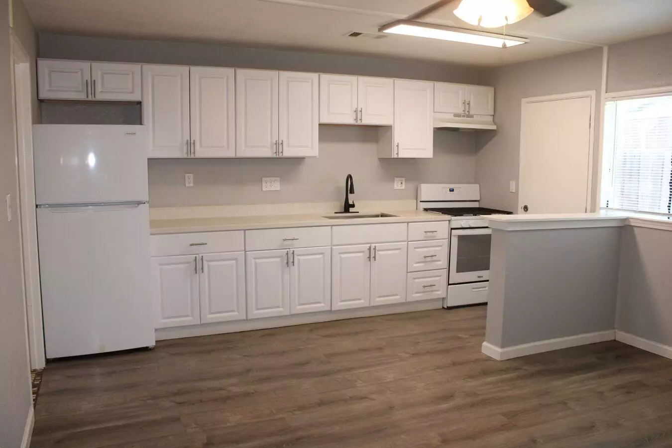 Two Bedroom Plus Bonus Room In Pittsburg Single Story Four-plex photo 4