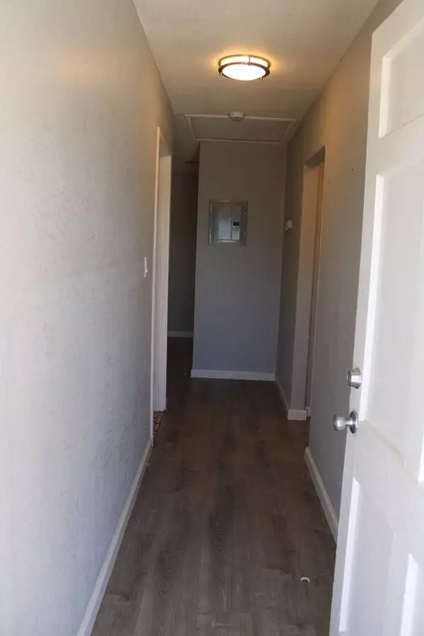 Two Bedroom Plus Bonus Room In Pittsburg Single Story Four-plex photo 3