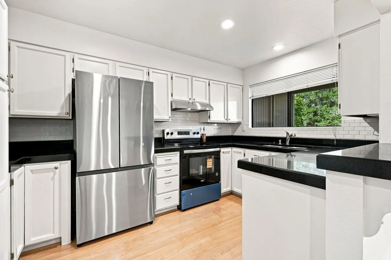 Beautiful Spacious 2-bedroom 2-bath Townhome In Pleasant Hill! photo 4