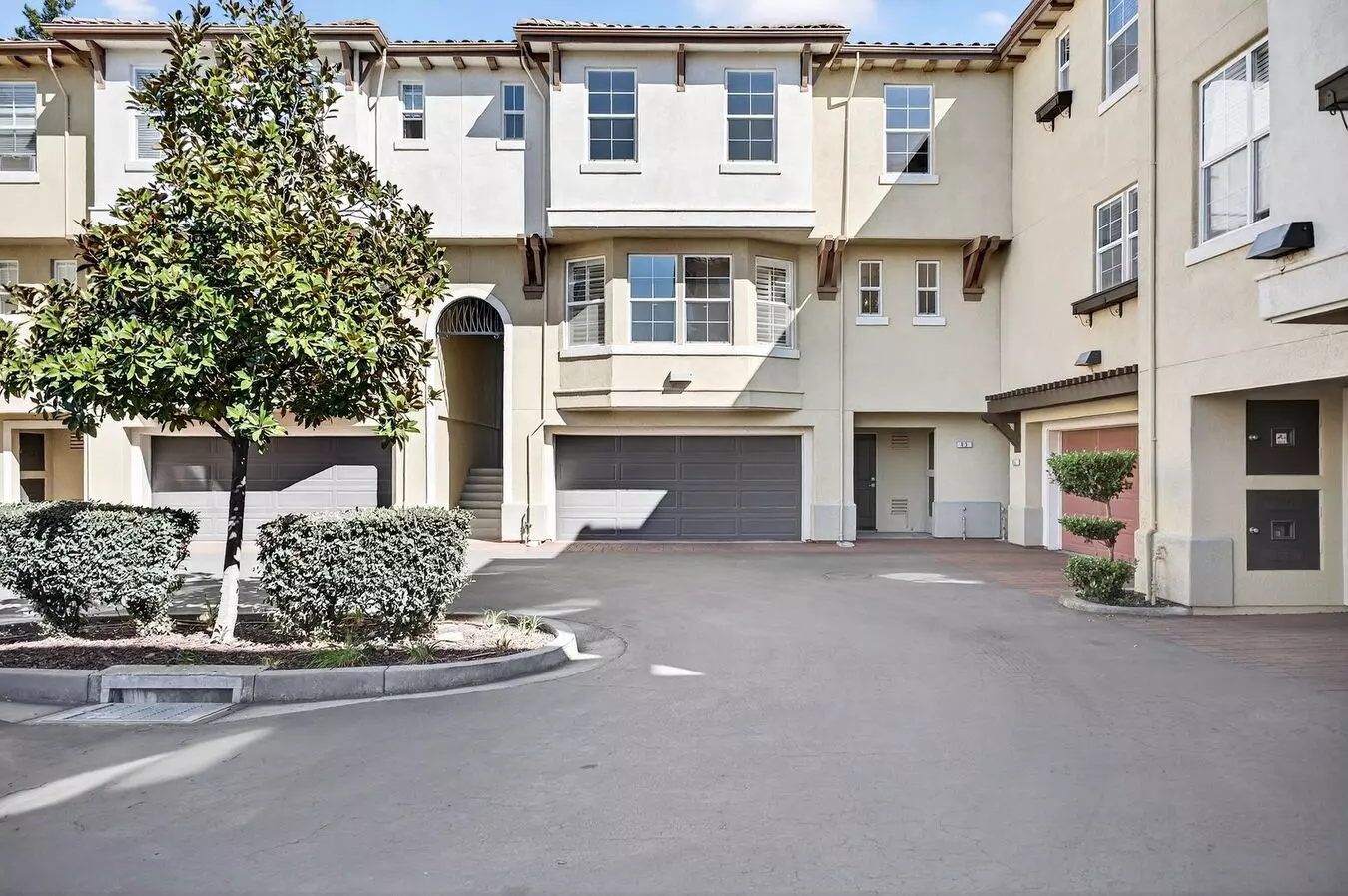 Beautiful Upgraded Townhome: 1,676 Sqft, 2-car Garage + Iron Horse Trail Access