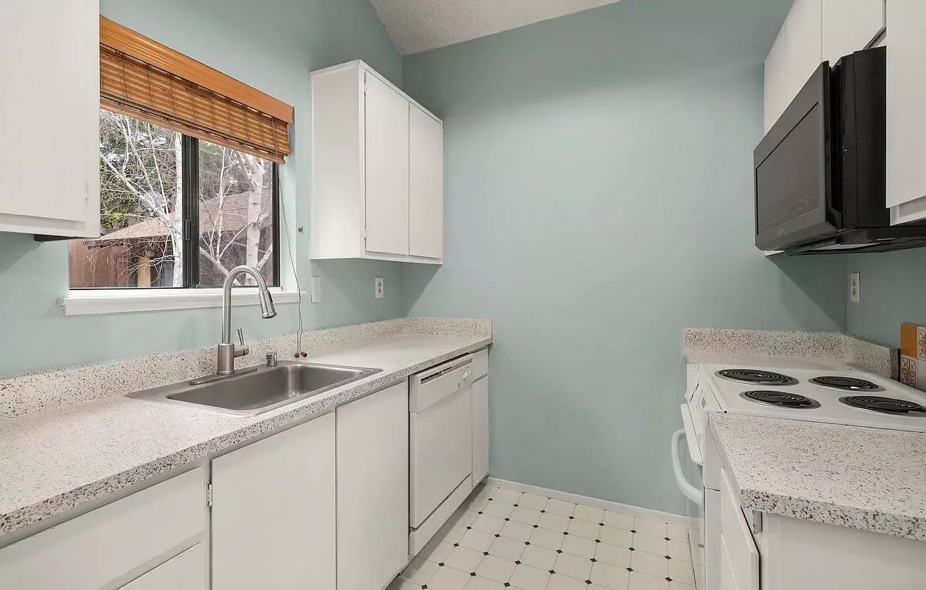 Comfort And Energy Efficiency. As An Upper-floor End Unit, The Home En photo 3