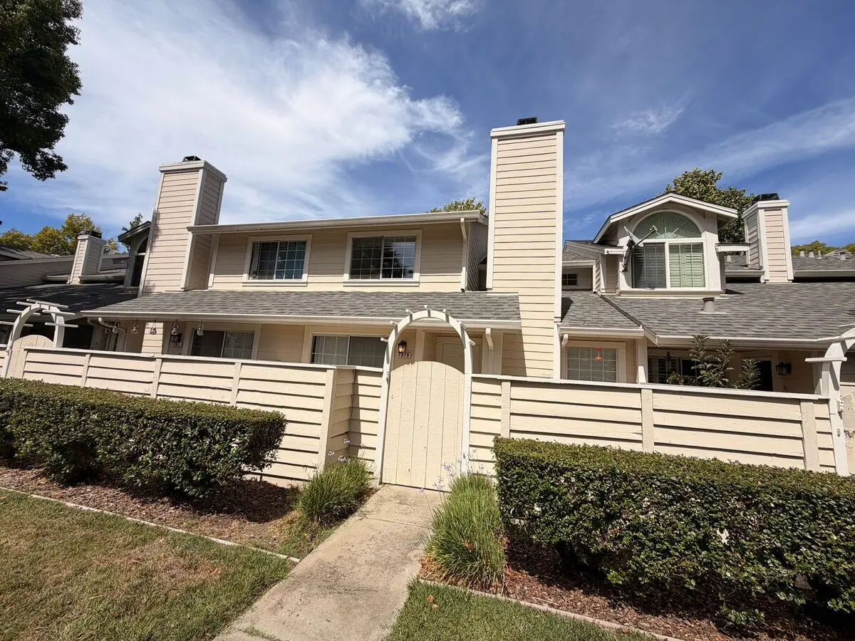 Stunning Two Floor 3bd/2.5ba Townhome In Pleasanton Ca!!!!