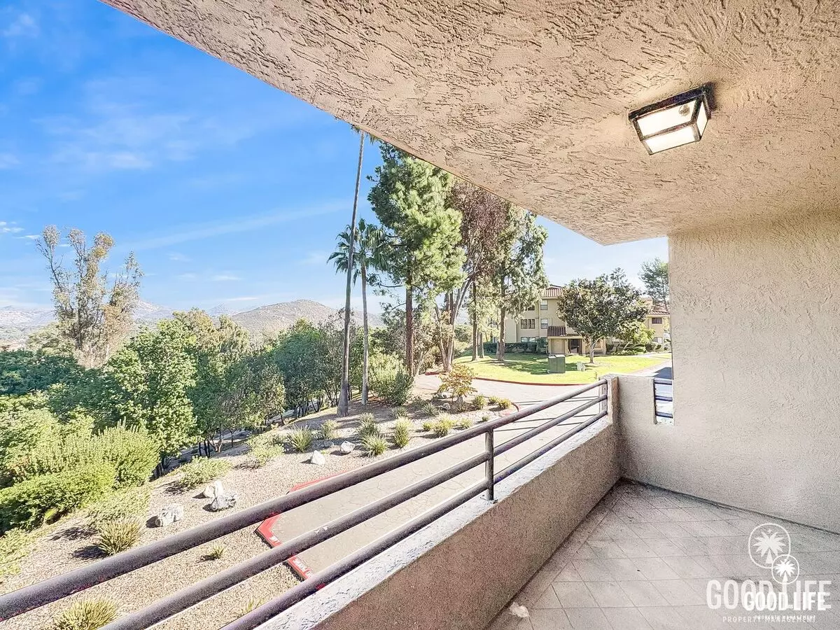 Move-in Ready Condo Overlooking The Heights Golf Course photo 5