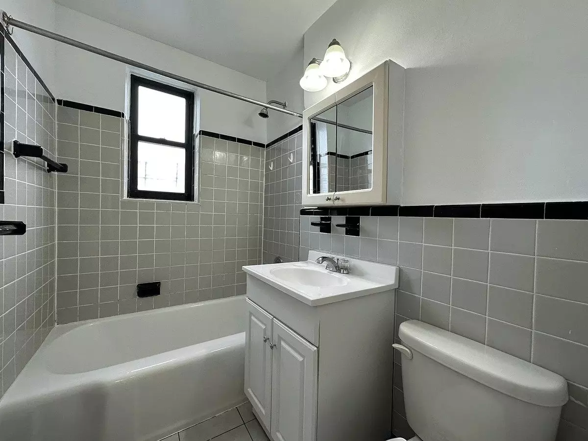 Comfortable 1br With Hardwood Floors In Elevator Building photo 3