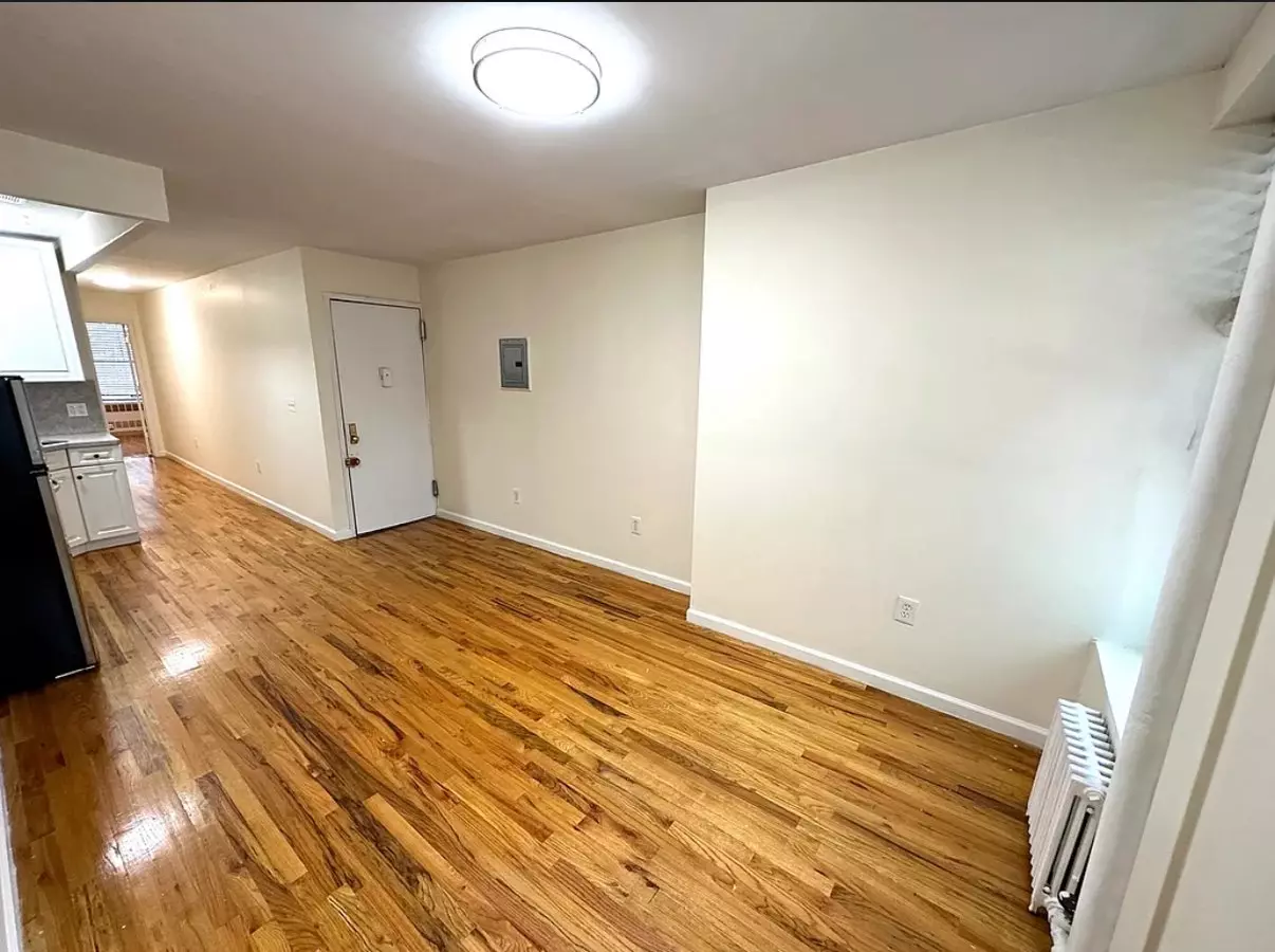 King Size 1 Br Apt In Jackson Heights. photo 4