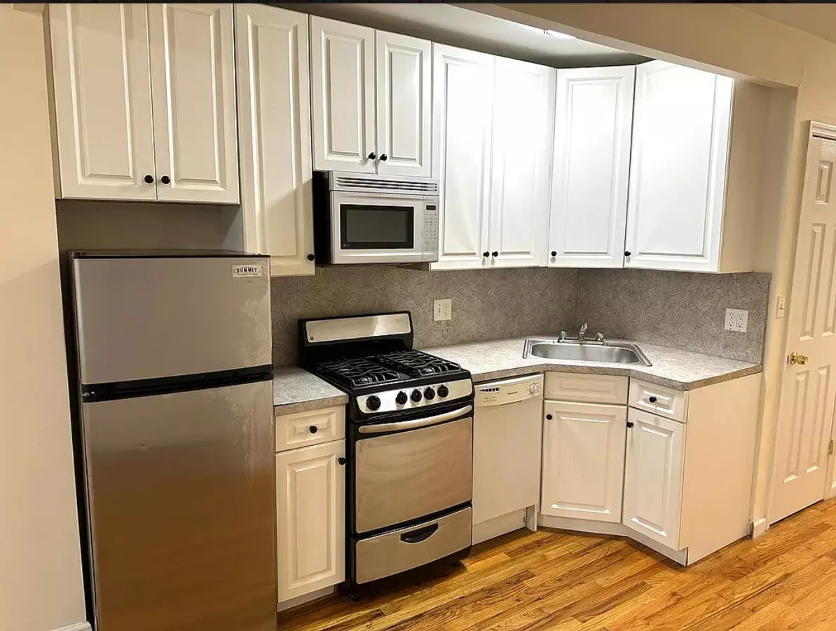 King Size 1 Br Apt In Jackson Heights. photo 5