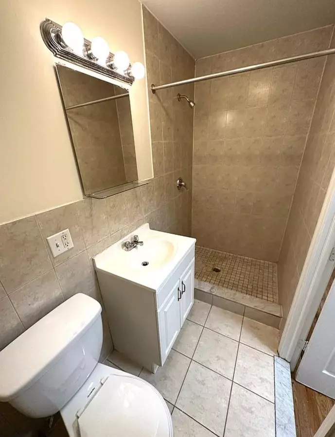 King Size 1 Br Apt In Jackson Heights. photo 3