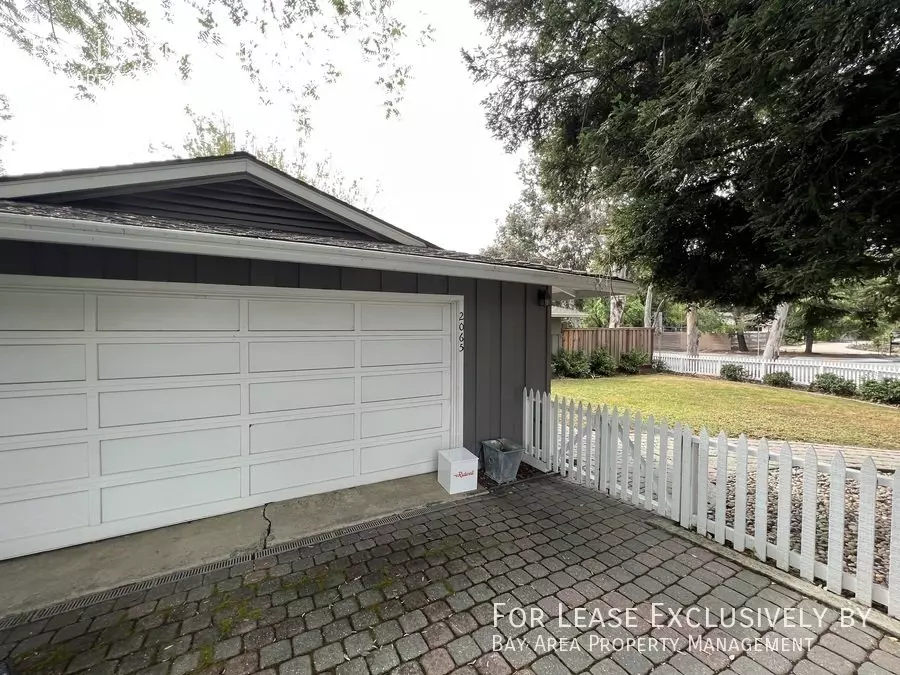2065 Nassau Dr photo 3