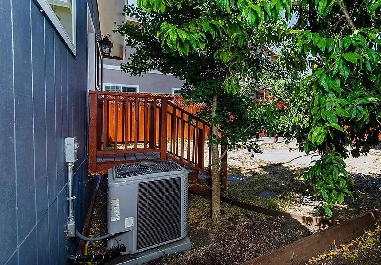 242 Jackson AVE photo 5