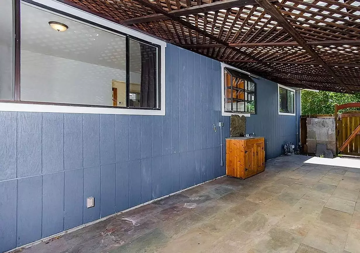 242 Jackson AVE photo 4