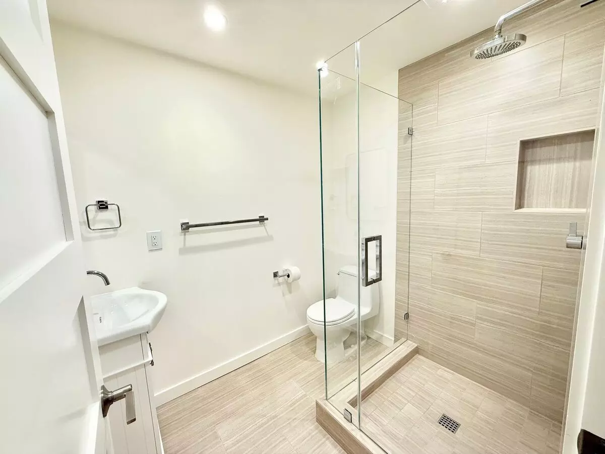806 Fulton photo 3