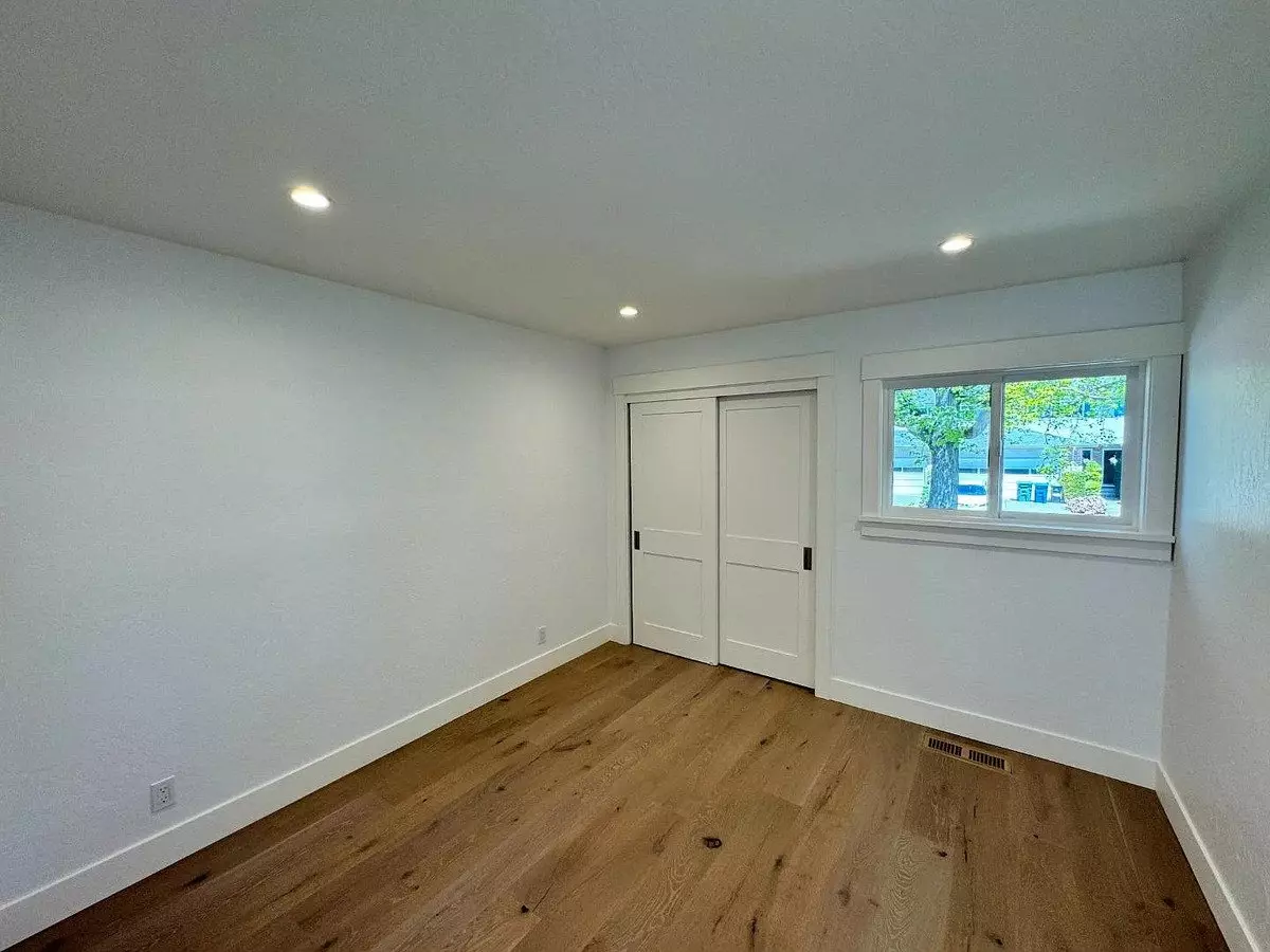 Fully Remodeled Townhouse With Designer Finishes photo 3