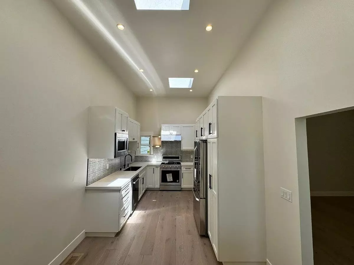 Fully Remodeled Townhouse With Designer Finishes photo 4