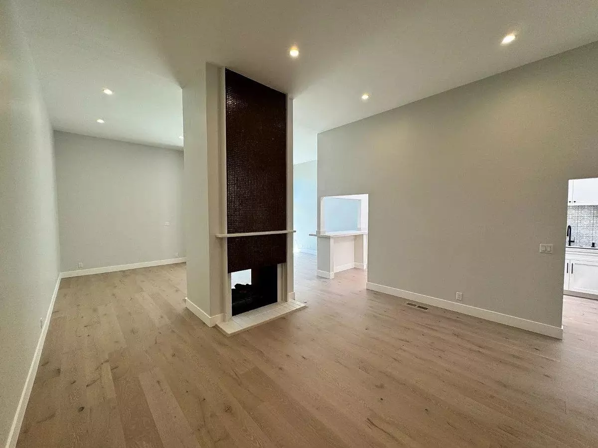 Fully Remodeled Townhouse With Designer Finishes photo 5