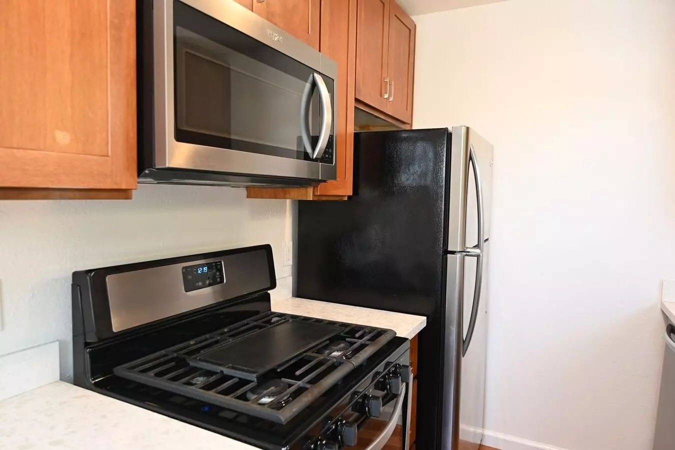 2/1 - Central Redwood City Location - Hwy 84  101 photo 3