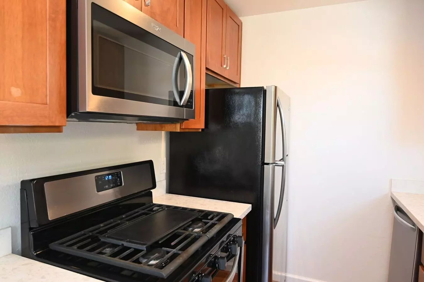 2/1 - Central Redwood City Location - Hwy 84  101 photo 4